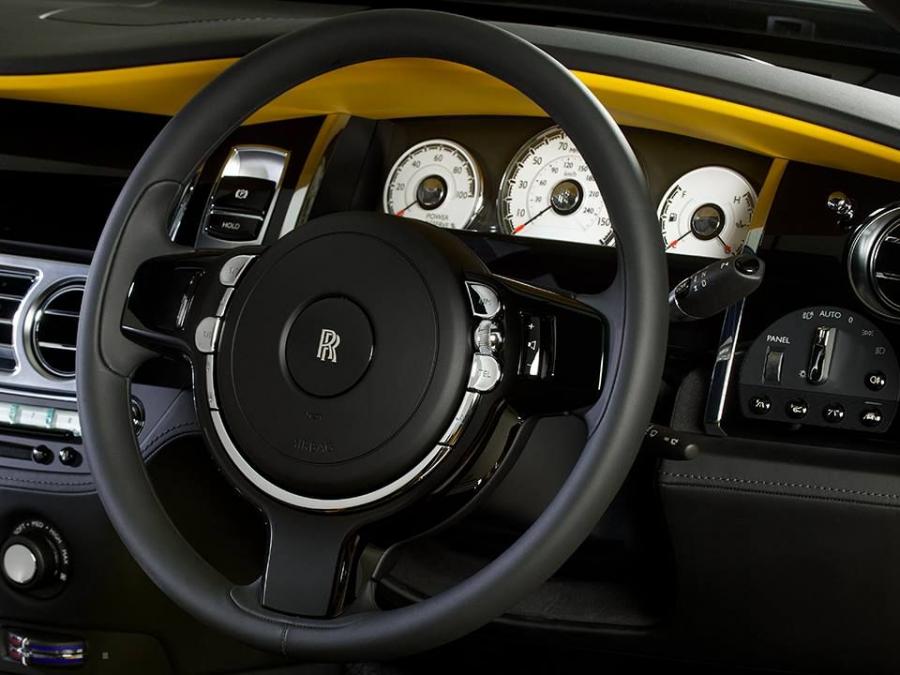 Панель приборов Rolls-Royce Wraith in Bespoke Yellow 2016 года  (фото 3 из 5)